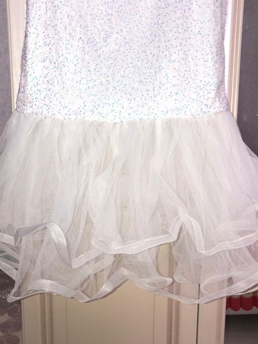 Платье белого цвета с пышной юбкой и пайетками