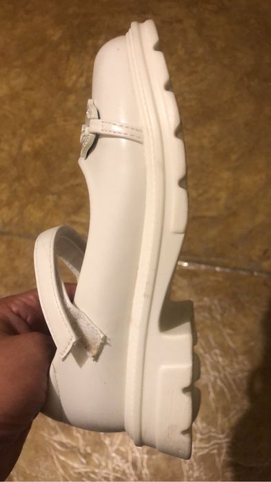 Продам белые туфли