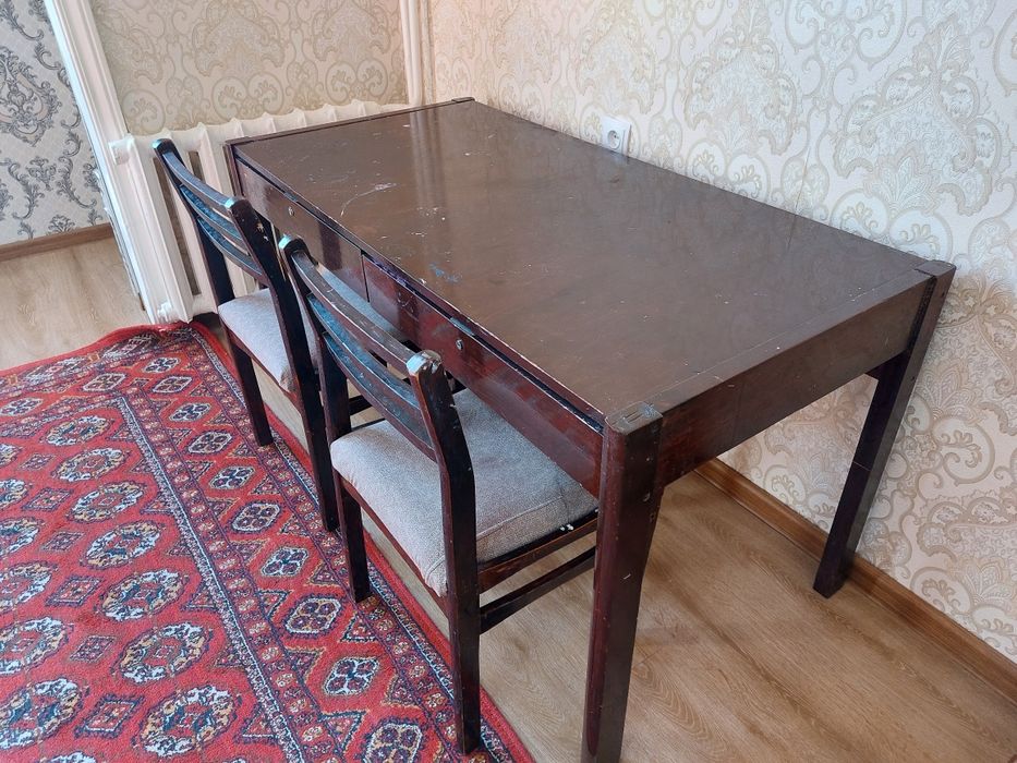 Стол и стулья продаются