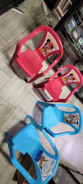 Vand  masuta si 4 scaune noi pentru copii