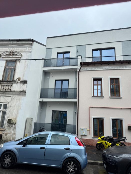 Balustrada din sticla securizata fixata in profil