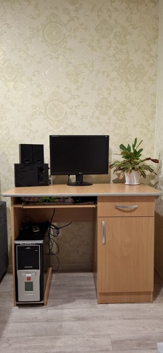 Продам компьютерный стол