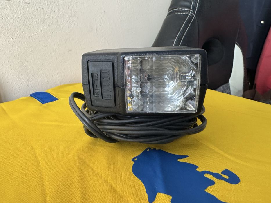 Продавам ползвани руски фотоапарат Зенит и светкавица Норма.