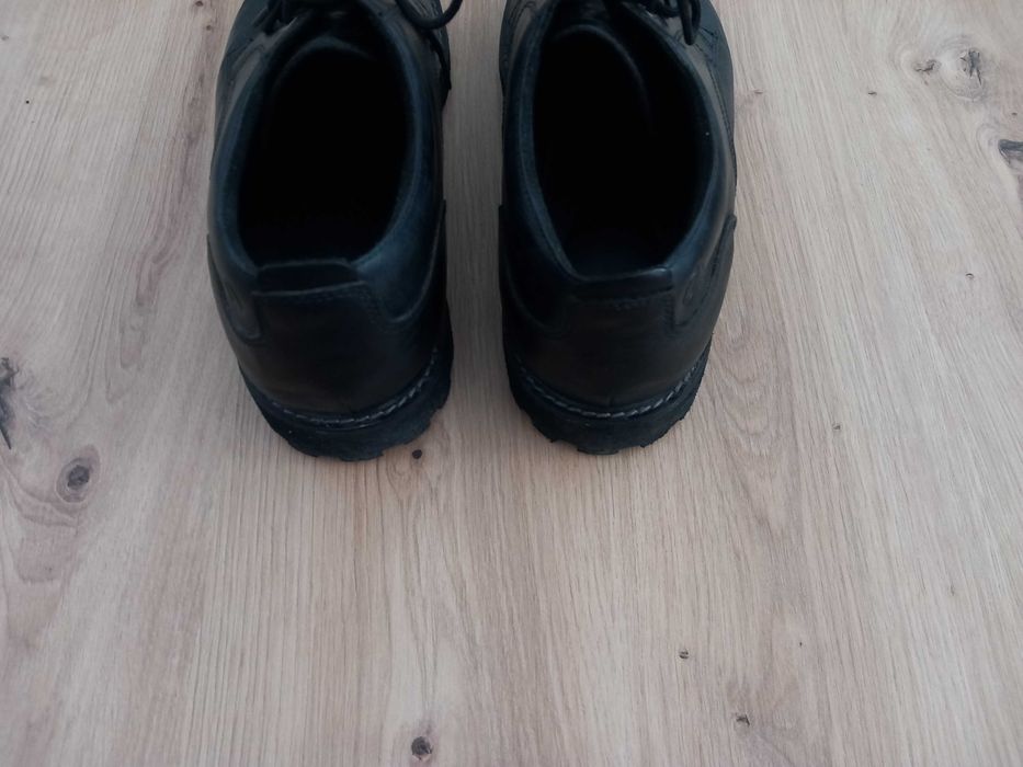 Подарявам за абитуриент в нужда мъжки обувки Clarks - Eстествена кожа.