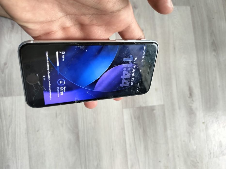 продам iPhone SE 2020