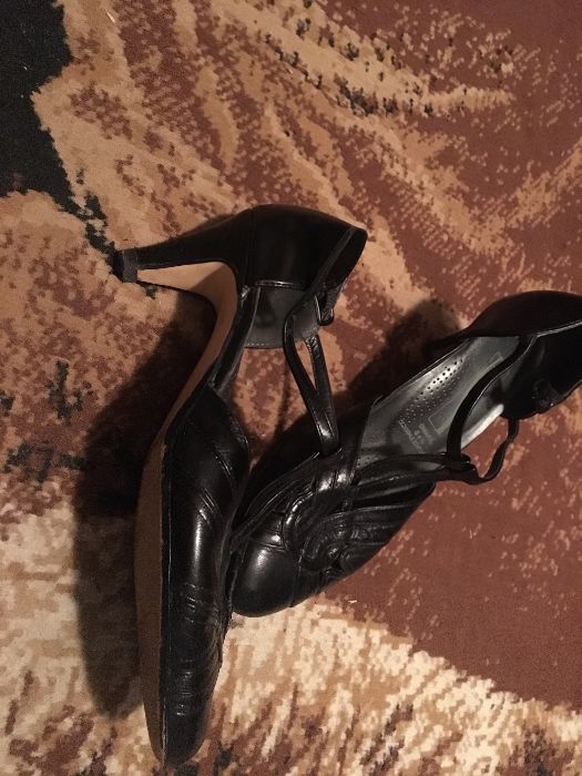 Два чифта обувки на ток. Естествена кожа и ретро модел.