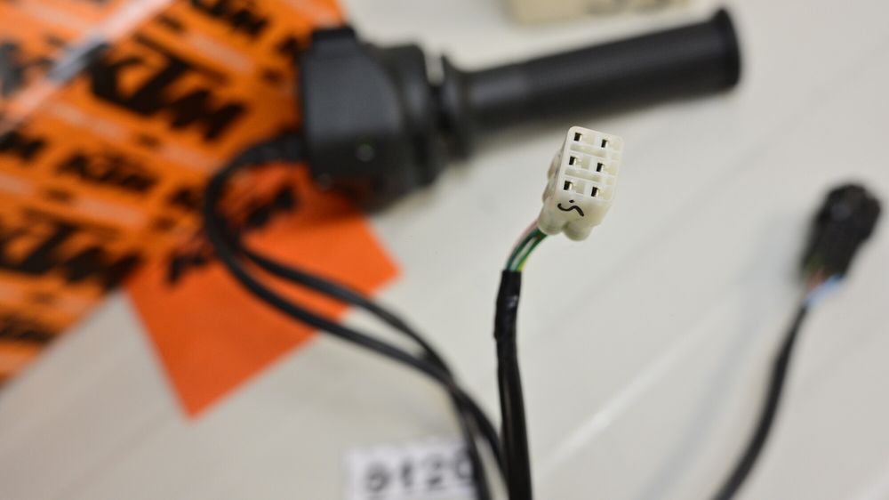 Husqvarna Svartpilen 401 2024 Bloc comenzi dreapta cu maneta