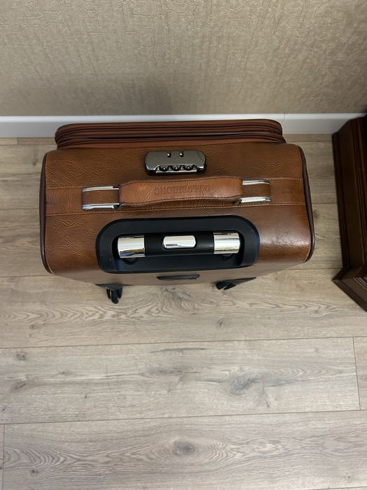 Чемодан кожаный коричневый