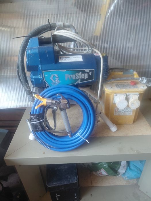 Vând pompă airless graco pc 390.alimentarepresiune de lucru 250 bar120de volți  ideală pt șantier  !