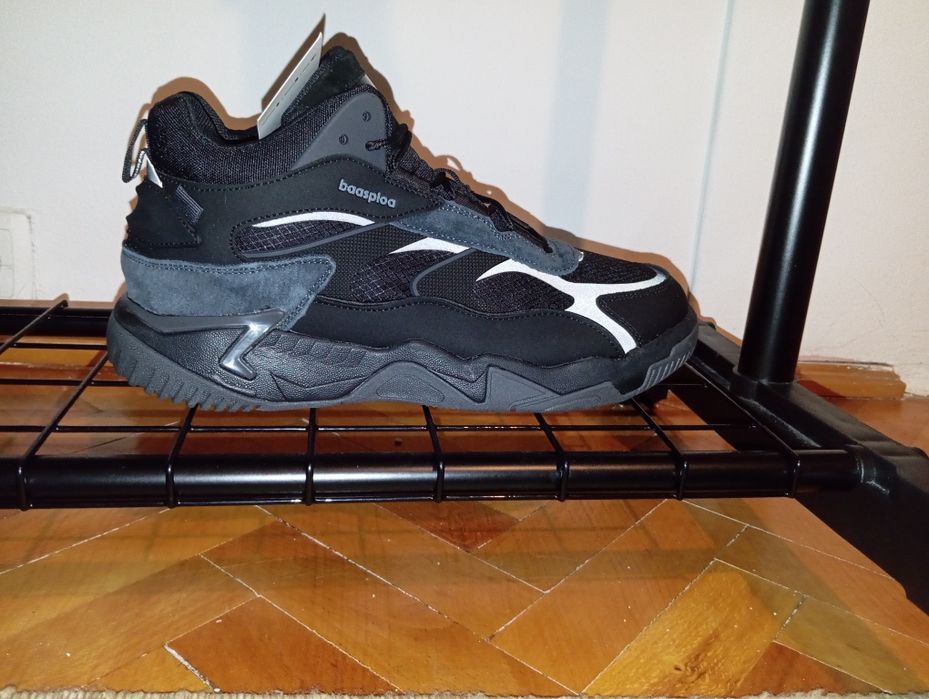 Încălțăminte model asemănător Nike Jordan