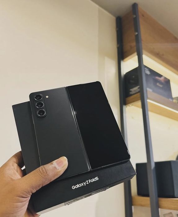 Samsung Z Fold 5 de 512 GB si 12 RAM