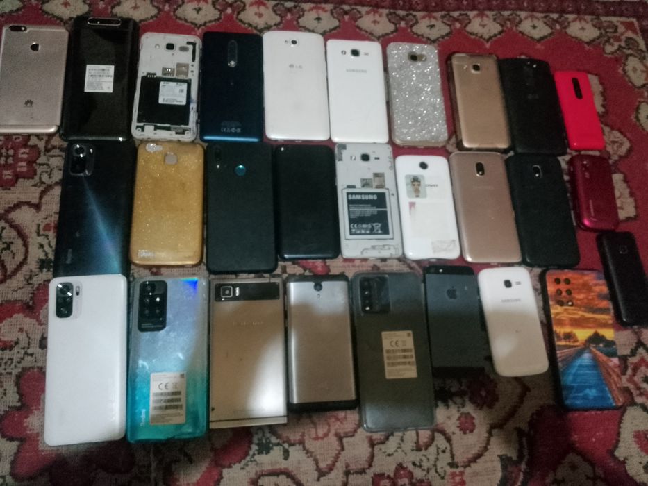 Продам телефоны.