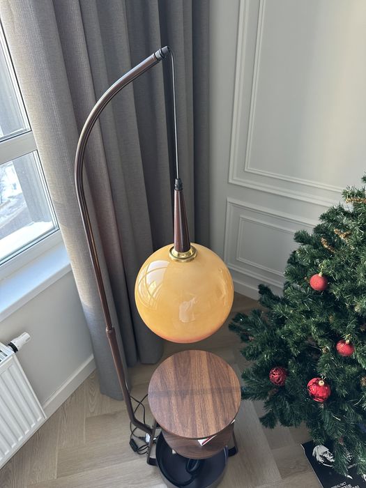 Высокая напольная лампа