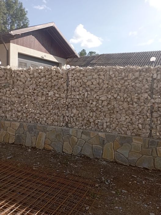 Vindem piatră de calcar pentru garduri pentru ornament