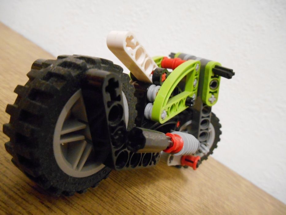 Продавам конструктор "LEGO" 2 в 1 - мотоциклет или багер