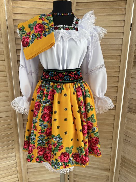 Costum popular pentru doamne și domnișoare de Maramureș complet, albas