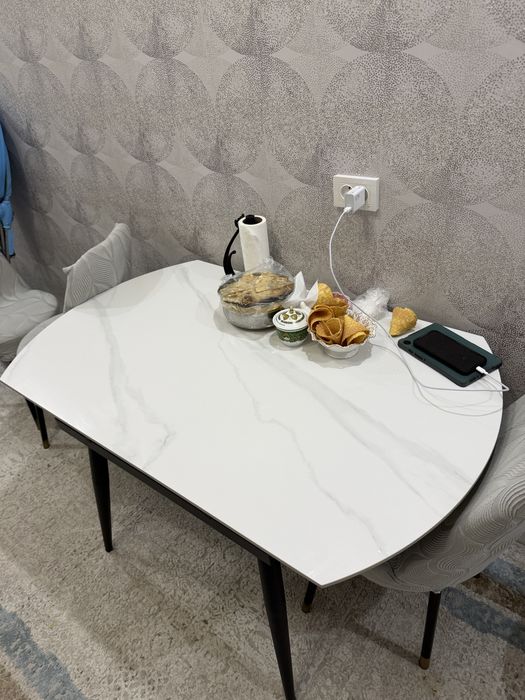 Кухонный стол и 4 стулья