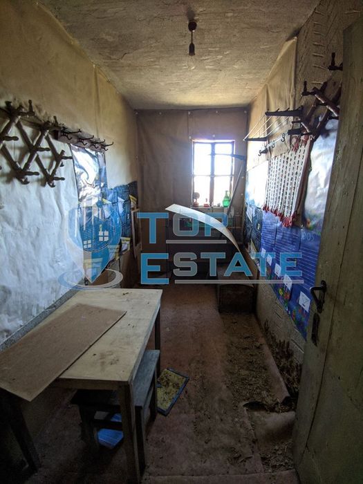 Двуетажна тухлена къща в Еленския балкан