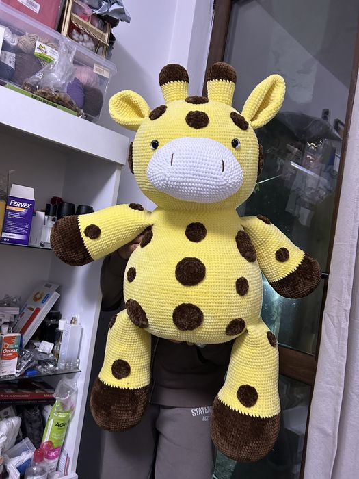 Продавам плетена играчка жираф