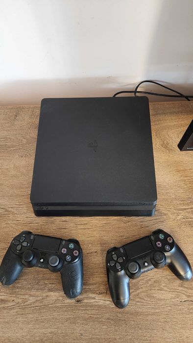 PlayStation 4 - consola PS4 cu 2 controlere