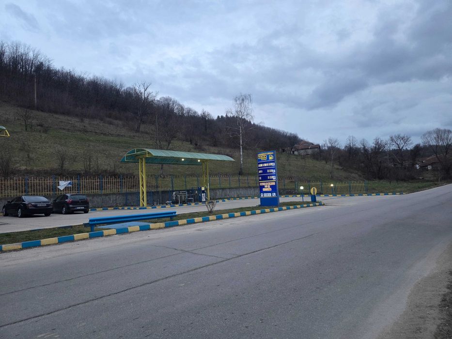 Работеща бензиностанция с газстанция и автомивка