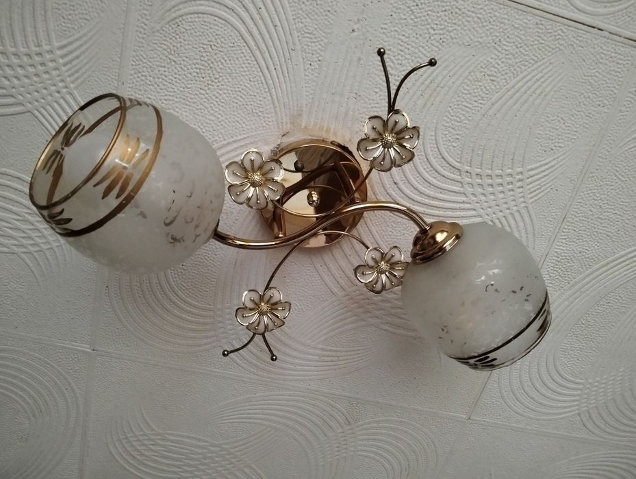 Продам  две люстры.