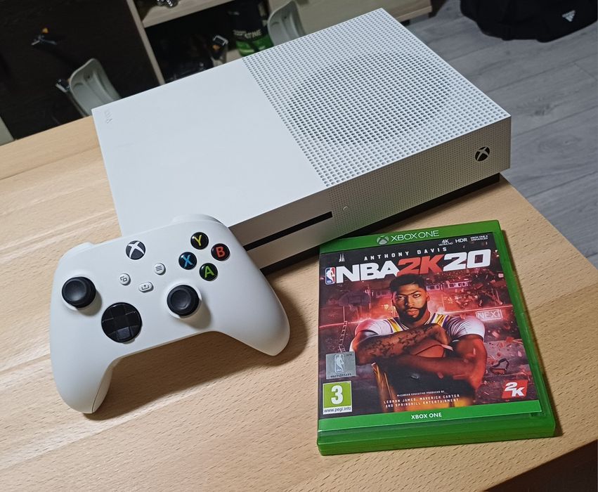 Xbox One S 1TB + 1 Xbox Series S controller