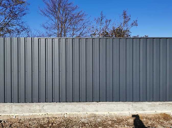 Garduri si porti din sipca metalica, panou stil jaluzele, tabla cutata, plasa bordurata, fier forjat, BCA si alte modele disponibile
