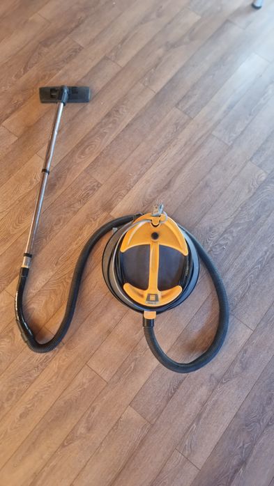 Aspirator profesional TASKI Vento 8