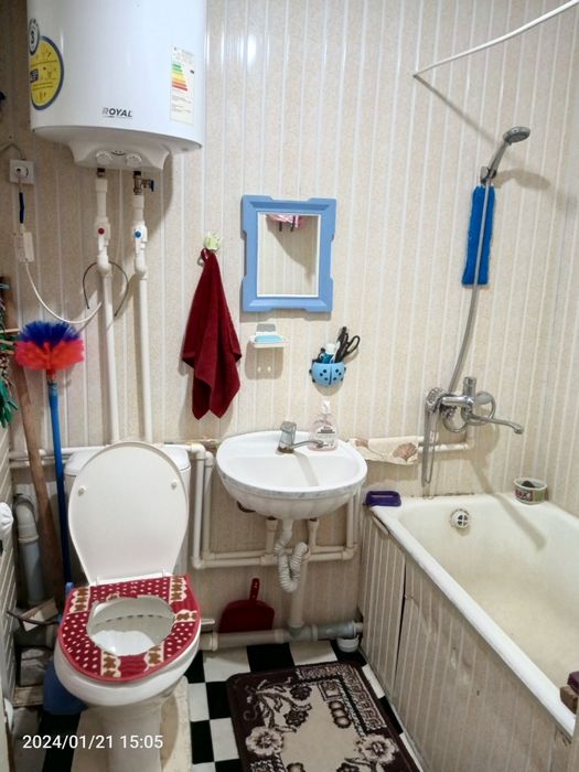 Срочно сотилади Ургенч центрида 3 хонали квартира 1 этажда сотилади.