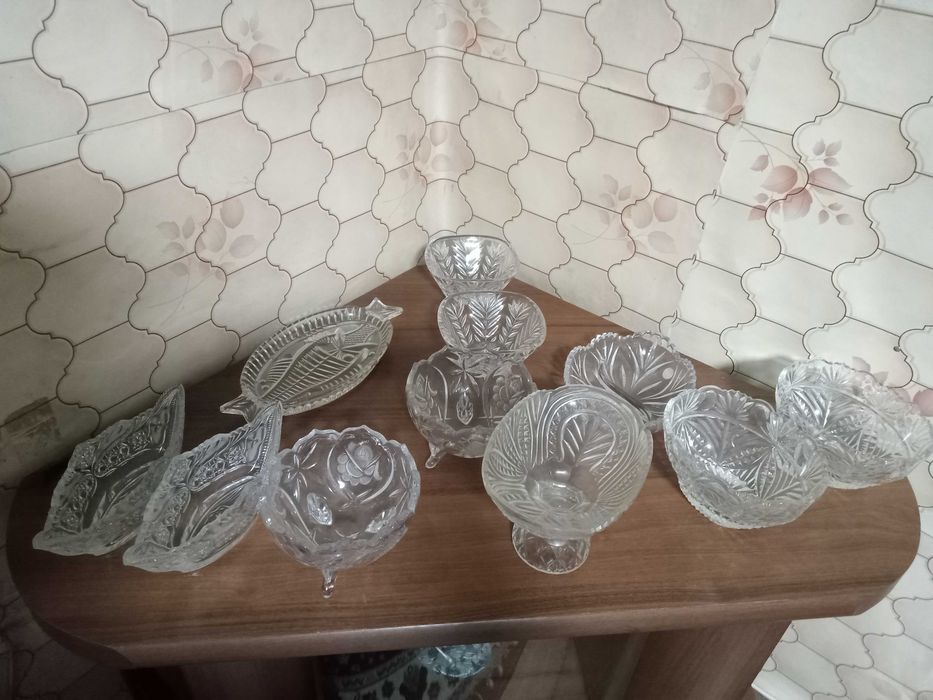 Хрустальные салатницы, вазочки и тд.