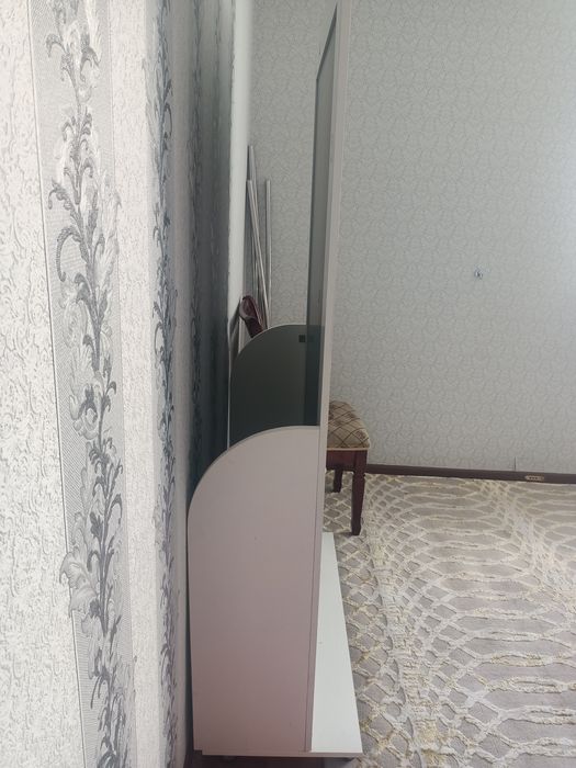 Мебель, кассовый стол и зеркало