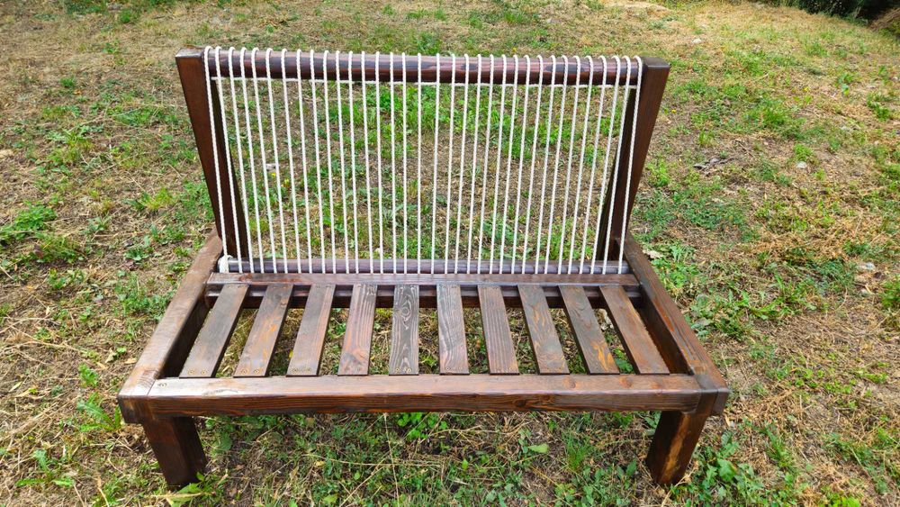 Продавам ръчно изработени двусед дивани от масивно дърво