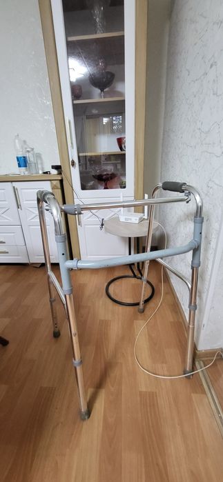 Ходунки медицинские складные, шагающие, регулируемые