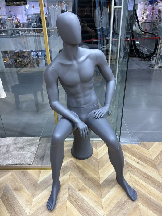 Маникен сидящий темно серого цвета