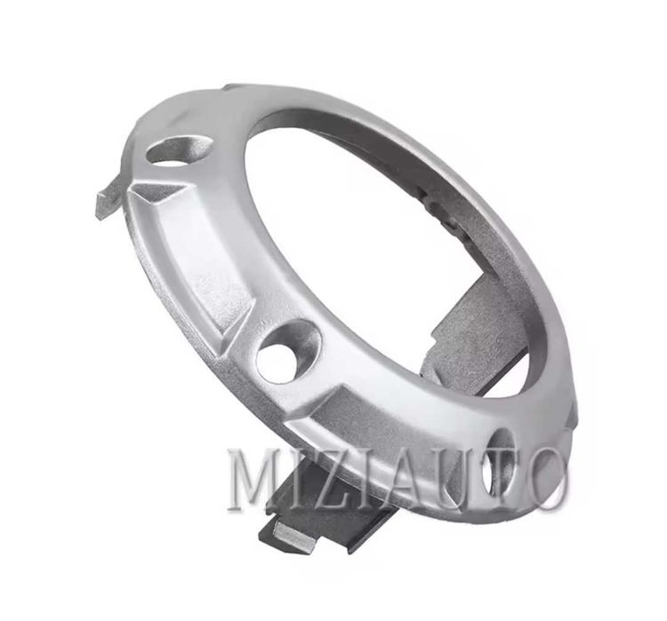 Хромирани кръгли рамки около халогените Мицубиши Mitsubishi Outlander