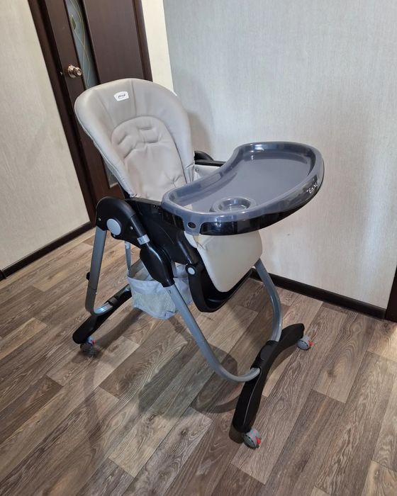 Стульчик для кормления черносерого цвета