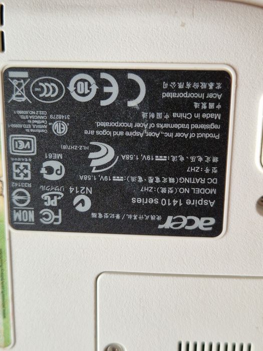Laptop Acer perfect funcțional doar la priza