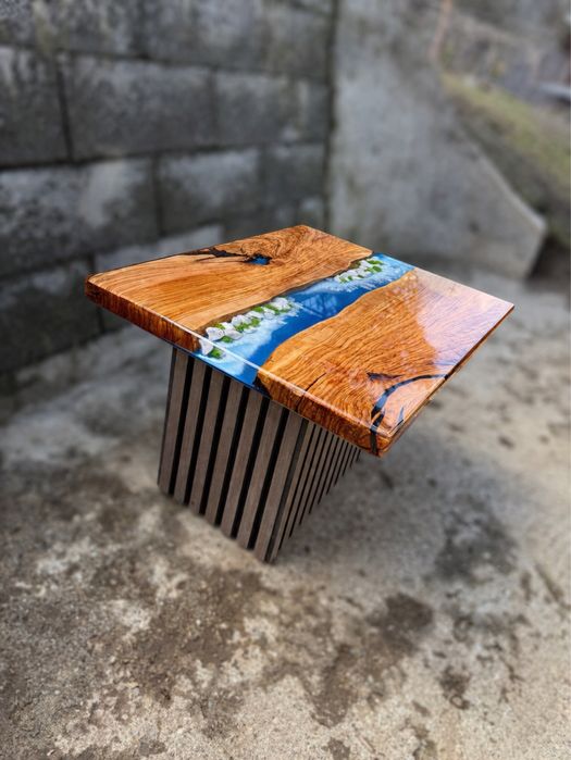 Masa  de cafea  din rasina epoxidica si lemn masiv