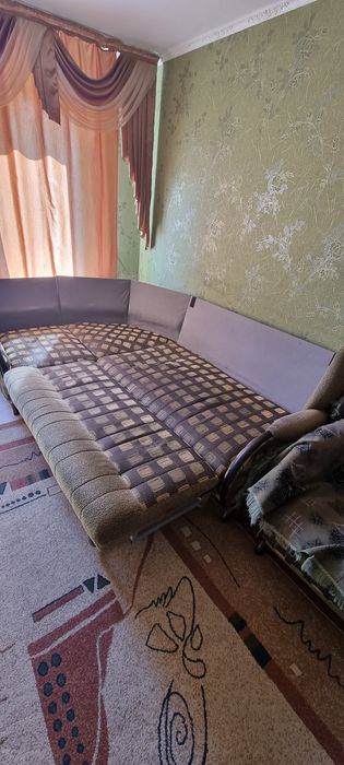 Срочно продам прочный диван с креслом