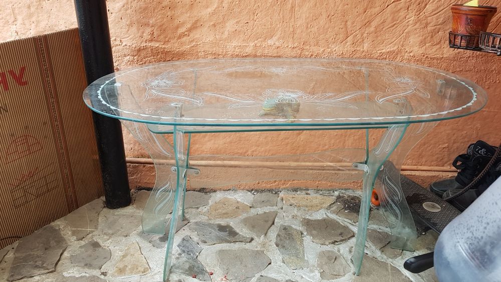 Vând masă din sticla.