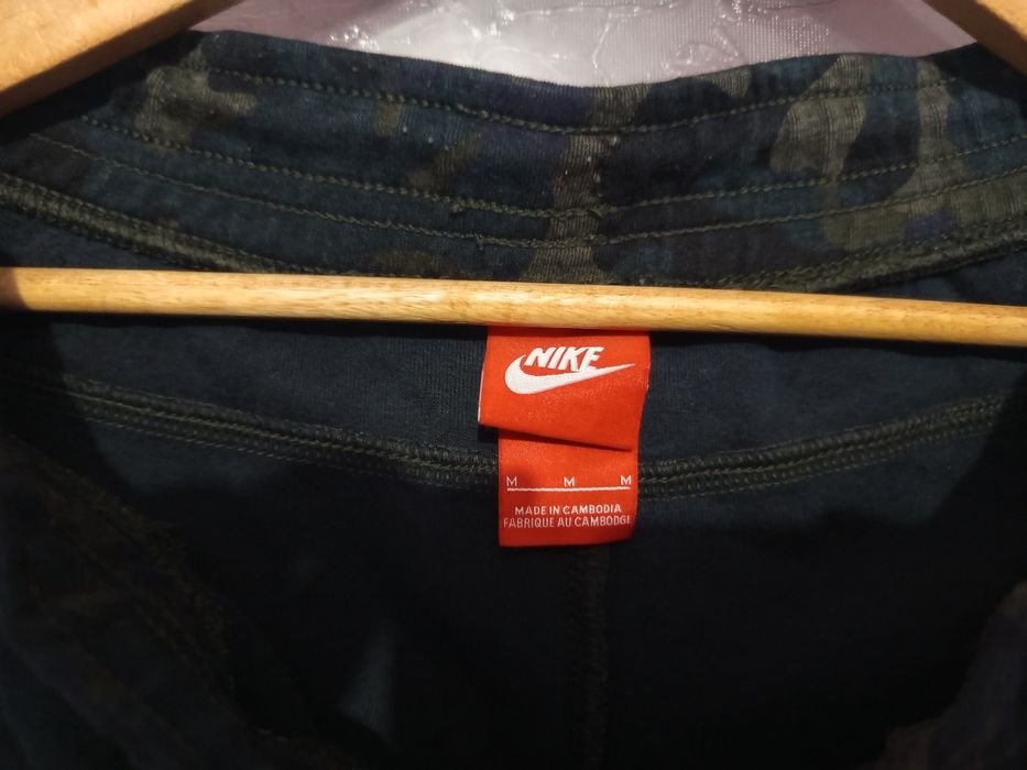 Камуфлажен анцунг nike sportswear tech fleece и шушлякови панталони ni
