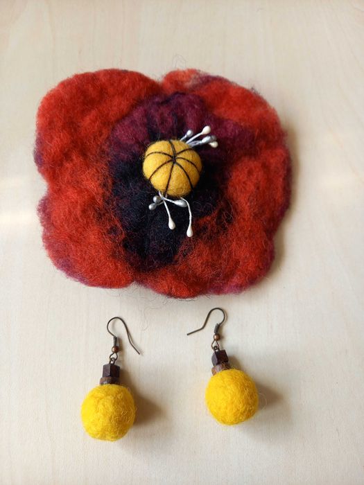 Комплект брошка и обеци от естествена вълна, ръчна изработка.