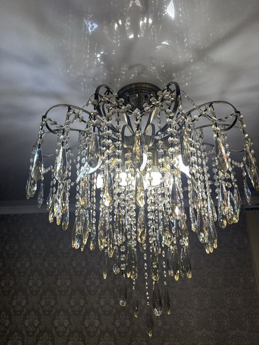 Продаю люстру срочно