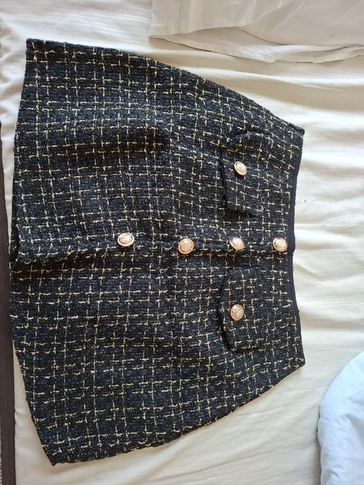 Пола със златни копчета