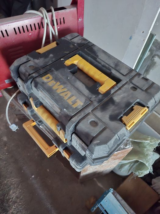 Лазерный уровен сотилади