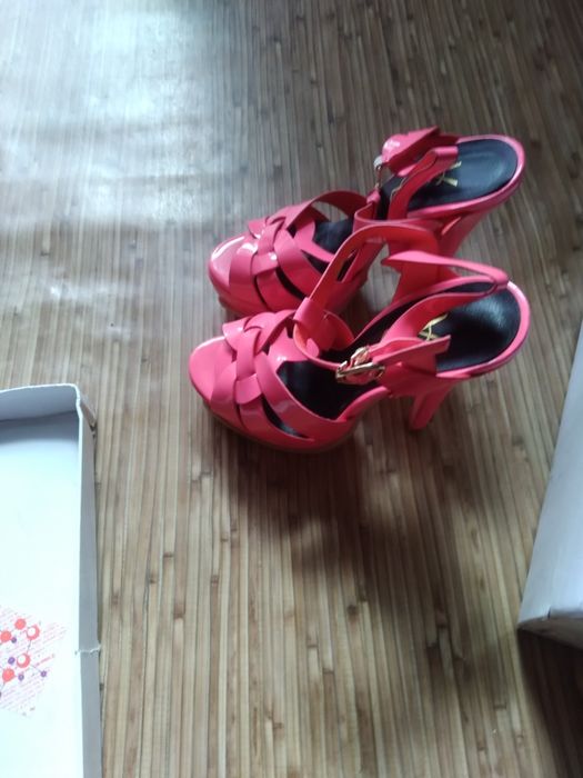 Продаю новые босоножки