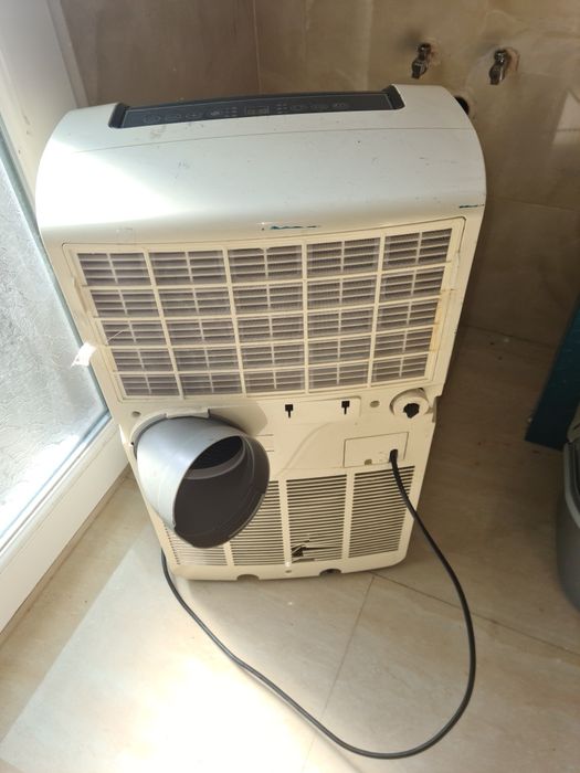 Aer condiționat Remco cu tub aerisire exterioară.