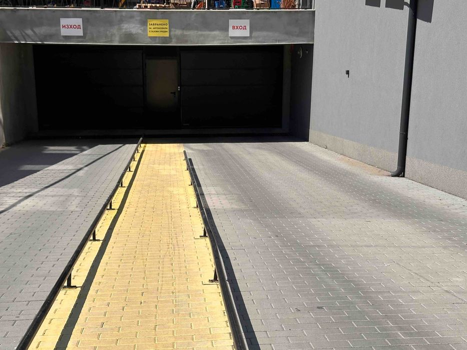 Продава се Гараж / Паркомясто в Бургас, Славейков - 15 кв.м за 1660 €/кв.м - Снимка #1