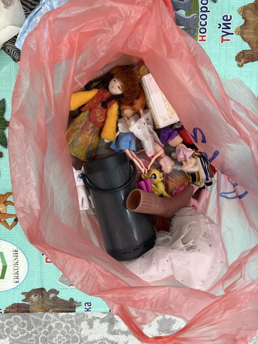 Много игрушек для девочки